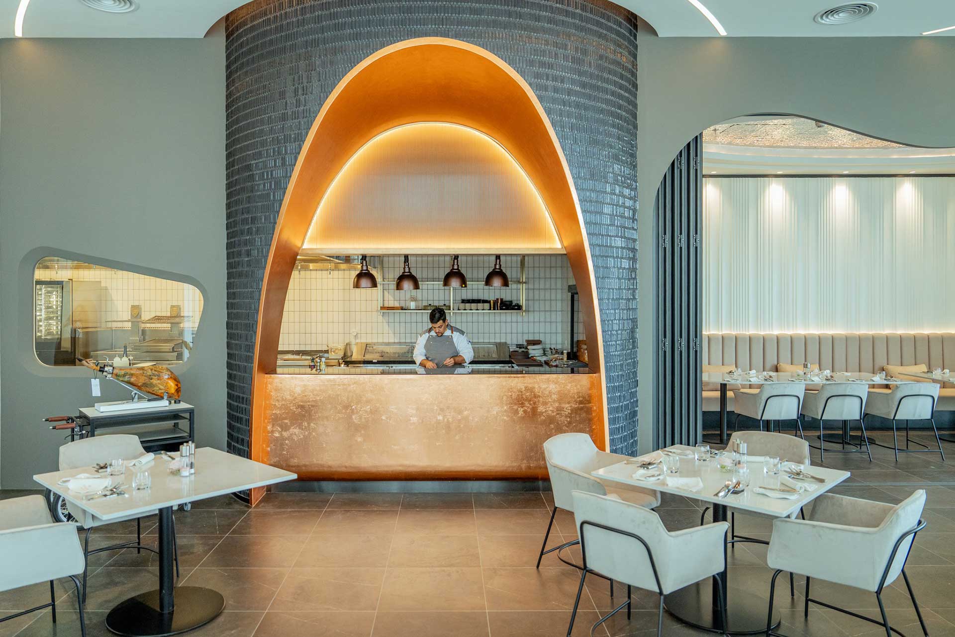 Khám Phá Không Gian Ẩm Thực Tây Ban Nha Tại Nhà Hàng Michelin Đầu Tiên Tại Nha Trang